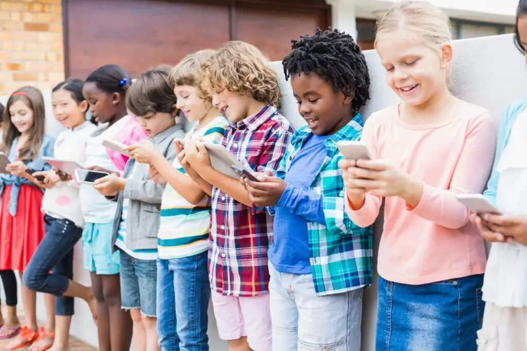 group of kids all on their cell phones