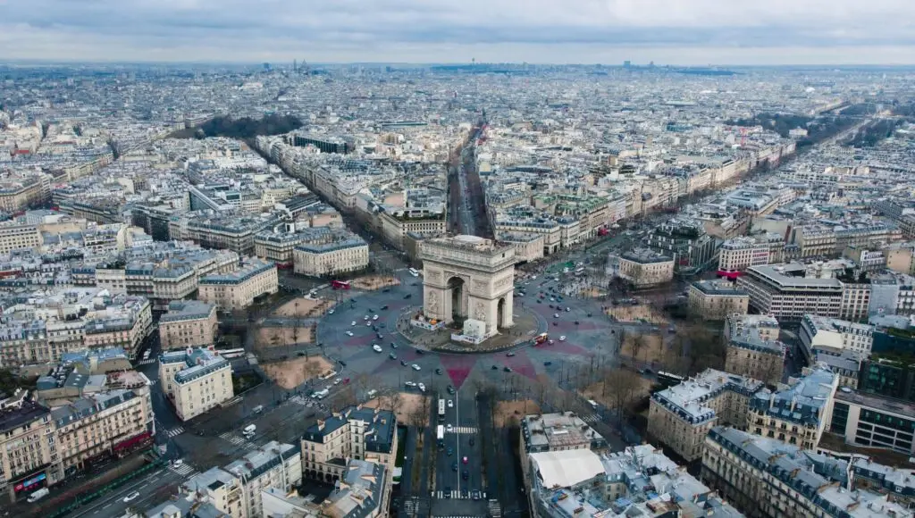 the Arc de Triomphe in paris