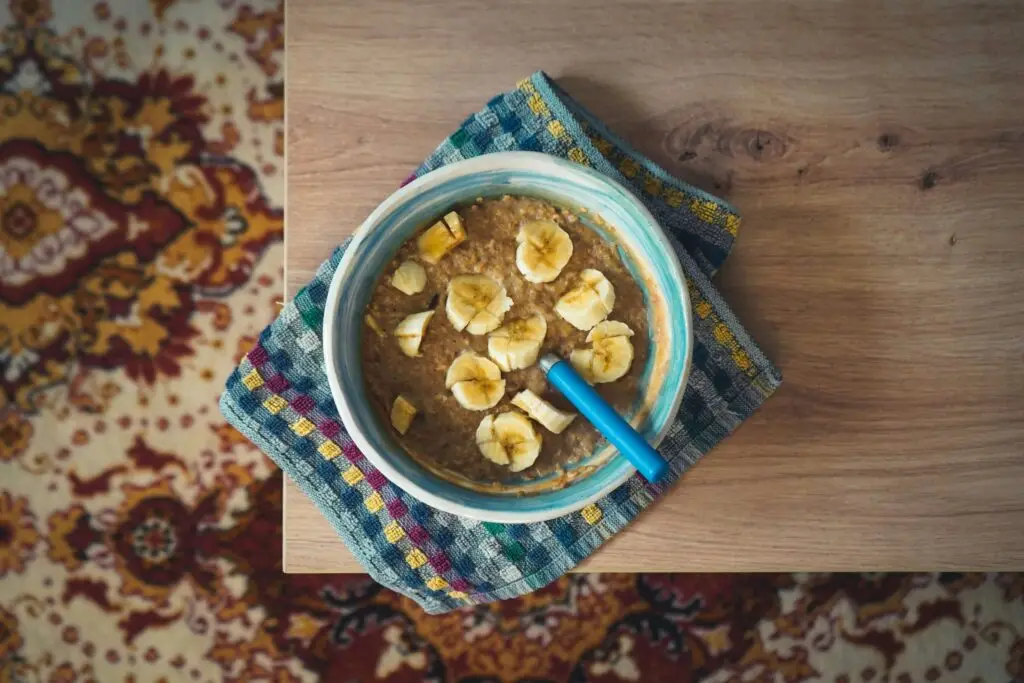 a bowl of oatmeal with bananas in it