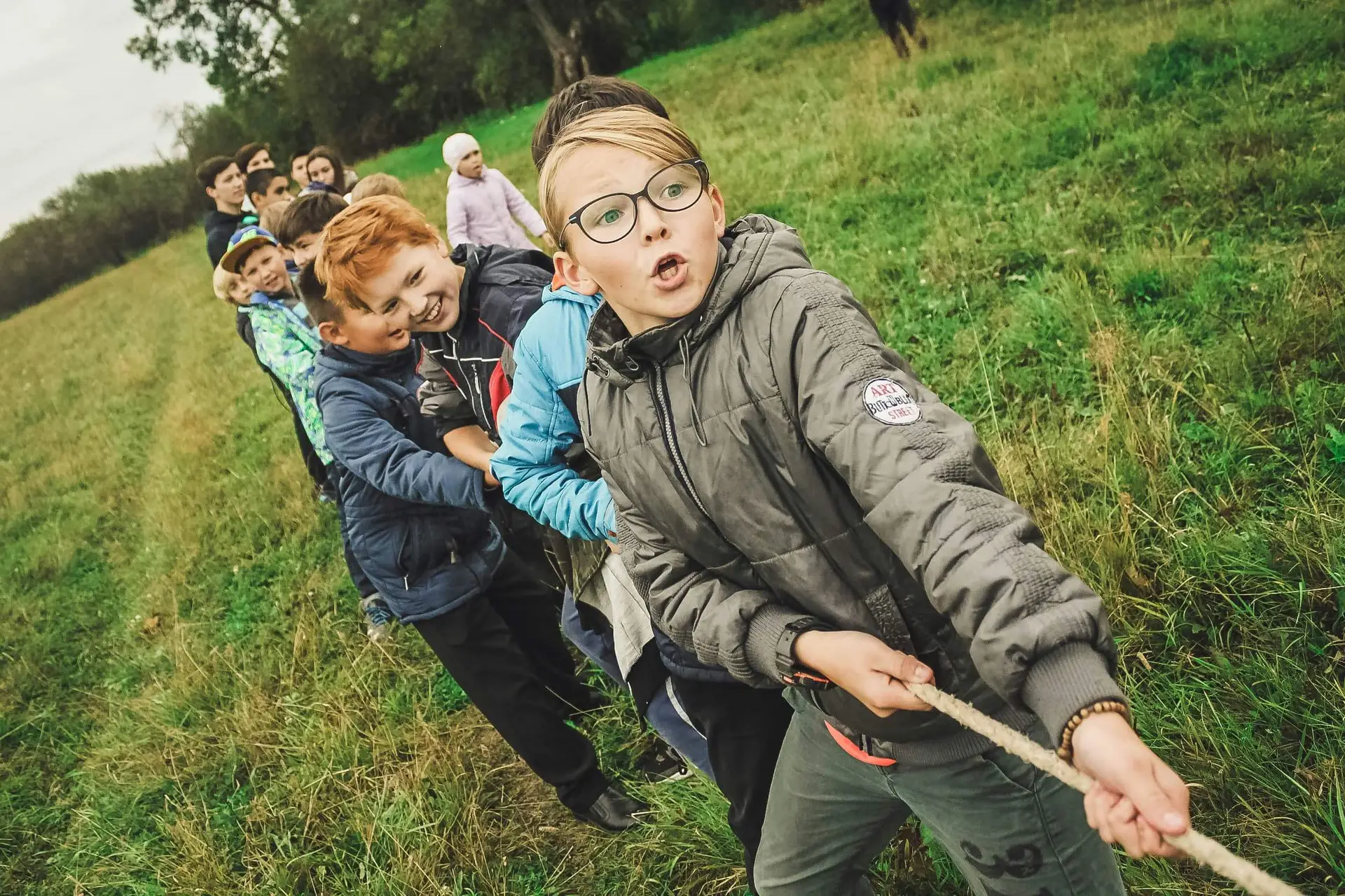 kids playing tug of war outside